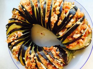 6、蓑衣茄子????,将肉馅儿填入茄子