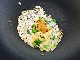 8、蓑衣茄子????,油锅加热加入葱姜蒜十三香炒出香味