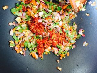 9、蓑衣茄子????,按步骤倒入胡萝卜，尖椒，洋葱。加入泡椒.（我这里使用了自己做的蒜蓉豆瓣辣酱）具体可以根据自己喜好选择酱料。加入少许盐，三勺糖，两勺醋，爆炒