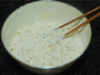 2、烤肉酱香饼,将面粉放入容器，倒入开水和油拌成絮状后用手揉成面团，盖上保鲜膜醒10分钟