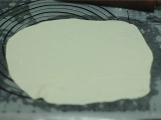 3、烤肉酱香饼,将面团分成三个小剂子，擀成长方形面片