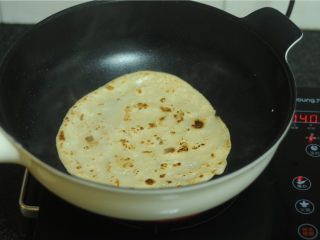 12、烤肉酱香饼,开锅，让饼表面的水汽收干