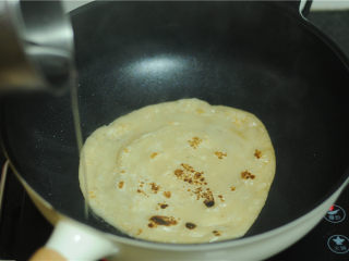 10、烤肉酱香饼,沿着锅边淋入少许水