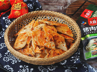 14、烤肉酱香饼,切成小片即可