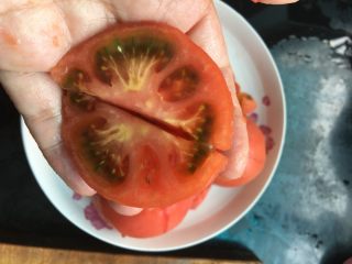 1、自制风味蕃茄酱,记得蕃茄一定选自然熟且瓜型圆润饱满,自然熟的蕃茄切开后汁水多且内心饱满均匀,籽汁呈淡绿色,更不会不会有中空现象