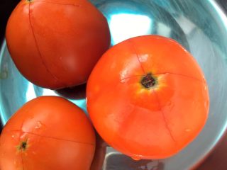 2、自制风味蕃茄酱,洗净后将蕃茄表皮划十字刀,已剥了一个蕃茄皮才想起拍照