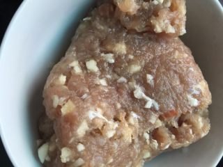 5、自制风味蕃茄酱,痩肉剁末,加适量盐和料酒剁成泥(我偷懒,把蒜头直接扔瘦肉里一起剁了),蒜头捣成泥