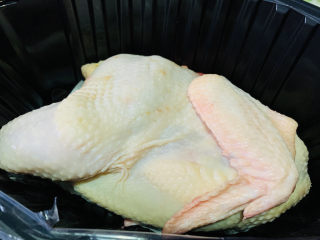 1、盐焗手撕鸡,新鲜鸡一只；