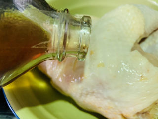 6、盐焗手撕鸡,用料酒，把鸡先“按摩”一边；