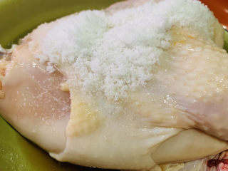 7、盐焗手撕鸡,再用盐，将鸡再“按摩”一边；