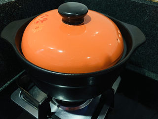 23、盐焗手撕鸡,中火烧5分钟加热，然后调小火，盖上锅盖，慢焖1个小时，一定要及时调整为小火，避免一下子烧糊；