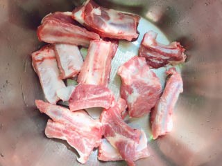 1、蒜香烤排骨,一字排剁成长段