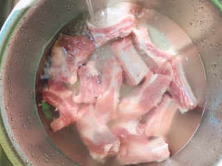 2、蒜香烤排骨,冲洗干净，浸泡出血水