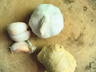 4、蒜香烤排骨,准备好姜蒜