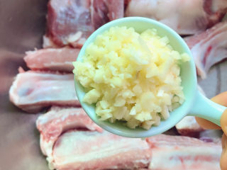 5、蒜香烤排骨,剁成末放入蒜末