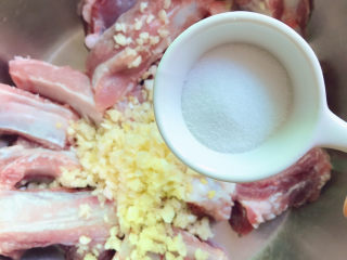 7、蒜香烤排骨,放入食盐