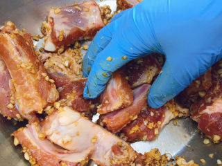 11、蒜香烤排骨,拌匀按摩片刻放入冰箱冷藏室腌制入味