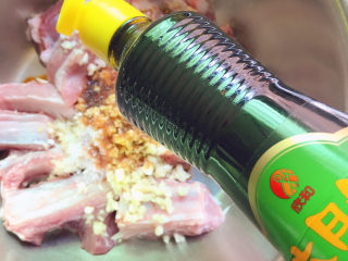 9、蒜香烤排骨,放入酱油