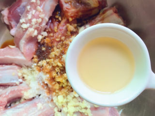 10、蒜香烤排骨,放入料酒、磨些黑胡椒粉