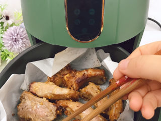 16、蒜香烤排骨,10分钟后取出翻面