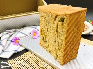 3、爆浆吐司托蛋,切成3厘米左右的厚片。