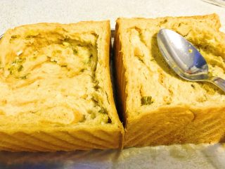 4、爆浆吐司托蛋,放平，用勺子把中间压成一个巢。