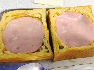 5、爆浆吐司托蛋,铺上一张火腿。