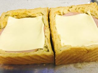 6、爆浆吐司托蛋,铺上一张芝士。