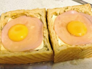 8、爆浆吐司托蛋,各磕入一粒鸡蛋。