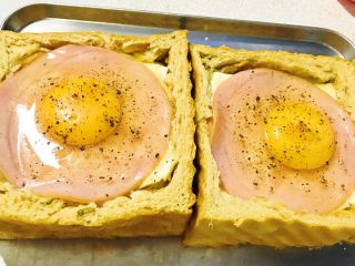 9、爆浆吐司托蛋,撒上少许盐和黑胡椒粉。