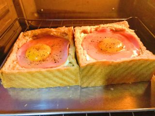 10、爆浆吐司托蛋,入烤箱，160°上下火。