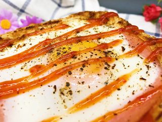 12、爆浆吐司托蛋,淋上番茄酱，或者自己喜欢的酱料。