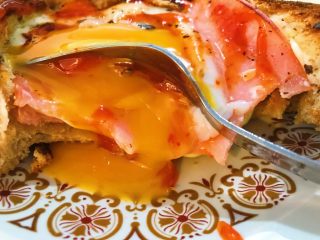 14、爆浆吐司托蛋,蛋黄多汁。