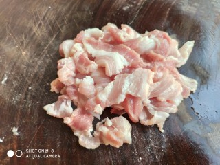 1、酱爆香菇木耳肉片,五花肉切成薄片。