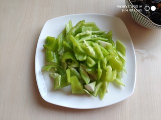 4、酱爆香菇木耳肉片,辣椒洗净从中间切开,然后切成块。