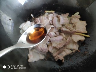 7、酱爆香菇木耳肉片,当看到肉片变白后,加入料酒继续翻炒。