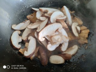 11、酱爆香菇木耳肉片,放入切好的香菇片。