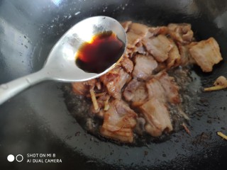 9、酱爆香菇木耳肉片,加入半勺生抽。前面已经加了甜面酱,因此生抽就少加点,不然会很咸。