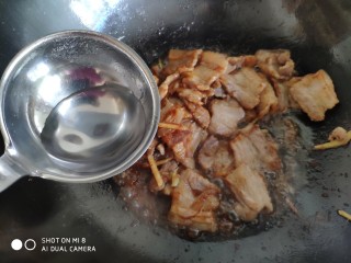 10、酱爆香菇木耳肉片,这时可加入少许的热水,既防止糊锅炒出的肉片也更嫩。