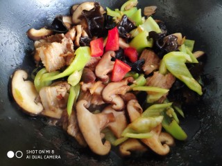 12、酱爆香菇木耳肉片,把木耳和辣椒也放入锅内。