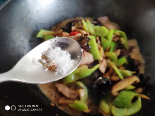 14、酱爆香菇木耳肉片,然后加入白糖,大火快速翻炒均匀后关火。