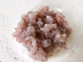 3、黄金玉米鲜虾球—虾肉的鲜美与玉米的清甜,将虾肉用刀剁成泥，尽量剁碎，这样最后成品会更加好看，肉质也更加有弹性。
