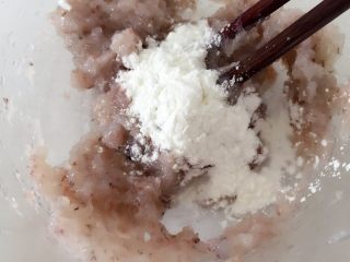 5、黄金玉米鲜虾球—虾肉的鲜美与玉米的清甜,加入淀粉