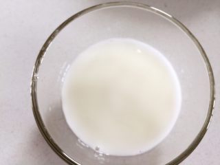 8、黄金玉米鲜虾球—虾肉的鲜美与玉米的清甜,蒸虾球的时候可以来做酱料啦，把水和淀粉混合搅拌均匀。