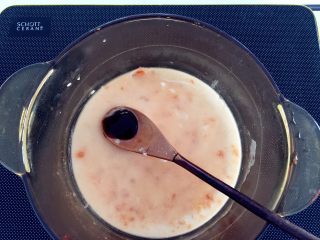 9、黄金玉米鲜虾球—虾肉的鲜美与玉米的清甜,把自制番茄酱和蚝油（3岁以下小宝贝建议不加）加入小汤锅中，并加入淀粉水勾芡，等汤汁变得有点浓稠即可。