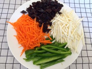 1、鱼香肉丝,胡萝卜，青椒，茭白笋，黑木耳分别切丝备用。