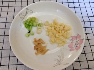 2、鱼香肉丝,蒜，葱白，姜切末备用。