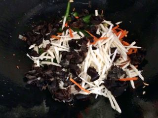 15、鱼香肉丝,加入黑木耳。