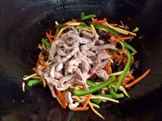 17、鱼香肉丝,加入炒好的肉丝。