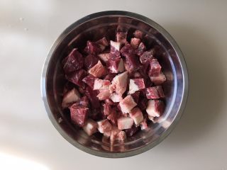 2、家常必备|土豆炖牛肉,逆着牛肉的纹路切成3cm的方块